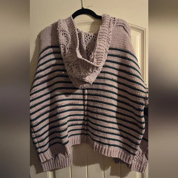 POL Sweater in Soft Gray and Deep Green - Picture 4 of 9